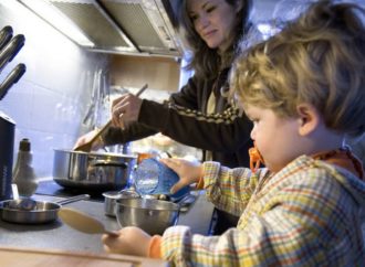 Le mythe de la mère parfaite, un fardeau sans fin pour les femmes