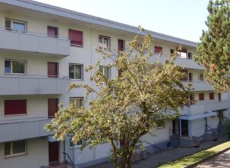 Partager  Imprimer  Voir 3 images Tour 360°Demande de location Loyer CHF 760.– Pièces1Surface 23 m2DisponibilitéDisponible dès le:Immédiatement Déménage sans soucis: Offres gratuites pour le déménagement / nettoyageCoûtLoyer net:CHF 700.– Charges:CHF 60.– Loyer:CHF 760.–  Alternative au dépôt de loyer: Prime annuelle dès CHF 95.80L’extrait du registre des poursuites simple e rapide: commander en ligne pour CHF 29.–Informations principalesType:AppartementNombre de pièce(s):1 Etage:R.D.C. Surface habitable:23 m2Volume:55 m3Année de construction:1957 Description”1ER LOYER NET OFFERT – CE STUDIO LUMINEUX SAURA VOUS COMBLER”Dynamique et attractive, Neuchâtel est une ville où il fait bon vivre.Situé dans un quartier verdoyant, à 2 minutes à pied de la ligne 102 et à 10 minutes  à pied de la gare Neuchâtel-Serrière, dans immeuble partiellement renové en 2008-2009, ce studio agréable et ensoleillé se compose comme suit :Pièce principaleCuisine agencéeWC/douchePlace de parc intérieure Fr. 120.-/moisImmeuble sans ascenseurIntéressé ? Nous nous réjouissons de recevoir votre demande de location munie des documents ci-dessous à l’adresse locationls@mpk.ch (en 1 seul fichier PDF) ou par courrier postal.demande de location dument complétéecopie d’une pièce d’identité valableattestation de l’office des poursuitesVisite virtuelle disponible ——>VisiteAfin de convenir d’une date de visite, nous vous remercions de prendre contact directement avec Monsieur Capuzzi au 079 609 53 19 les jours ouvrables de 9h00 à 18h00.Contact pour visiteMonsieur Capuzzi (Concierge) 079 609 53 19  079 609 53 19  Afficher le numéro AnnonceurCaisse de pensions MigrosRoute de la Pierre 221024 Ecublens VDContactFernandez Sabrina 021 652 92 22  021 652 92 22  Afficher le numéro No. d’annonce3000372917Réf. de l’objet9170.01.0020Contacter l’annonceurPrénom *Merci de préciser ton prénom.Nom *Merci de préciser ton nom.E-mail *Merci de préciser soit ton numéro de téléphone soit ton adresse e-mail.Téléphone (optionnel) *Merci de préciser soit ton numéro de téléphone soit ton adresse e-mail.Message Bonjour,
Ce bien m’intéresse.
Meilleures salutations Envoyer demande En continuant, j’accepte les CG. Conseils et services  Contacter l’annonceur