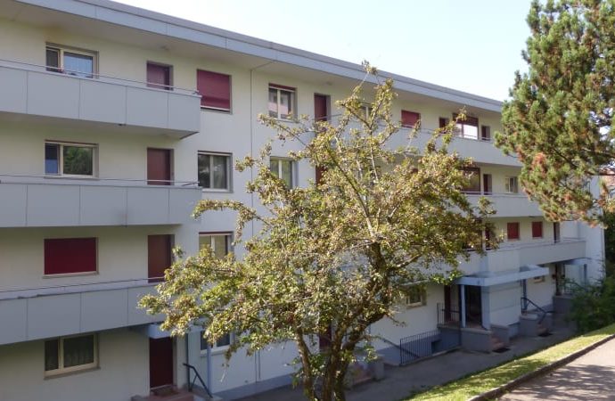 Partager  Imprimer  Voir 3 images Tour 360°Demande de location Loyer CHF 760.– Pièces1Surface 23 m2DisponibilitéDisponible dès le:Immédiatement Déménage sans soucis: Offres gratuites pour le déménagement / nettoyageCoûtLoyer net:CHF 700.– Charges:CHF 60.– Loyer:CHF 760.–  Alternative au dépôt de loyer: Prime annuelle dès CHF 95.80L’extrait du registre des poursuites simple e rapide: commander en ligne pour CHF 29.–Informations principalesType:AppartementNombre de pièce(s):1 Etage:R.D.C. Surface habitable:23 m2Volume:55 m3Année de construction:1957 Description”1ER LOYER NET OFFERT – CE STUDIO LUMINEUX SAURA VOUS COMBLER”Dynamique et attractive, Neuchâtel est une ville où il fait bon vivre.Situé dans un quartier verdoyant, à 2 minutes à pied de la ligne 102 et à 10 minutes  à pied de la gare Neuchâtel-Serrière, dans immeuble partiellement renové en 2008-2009, ce studio agréable et ensoleillé se compose comme suit :Pièce principaleCuisine agencéeWC/douchePlace de parc intérieure Fr. 120.-/moisImmeuble sans ascenseurIntéressé ? Nous nous réjouissons de recevoir votre demande de location munie des documents ci-dessous à l’adresse locationls@mpk.ch (en 1 seul fichier PDF) ou par courrier postal.demande de location dument complétéecopie d’une pièce d’identité valableattestation de l’office des poursuitesVisite virtuelle disponible ——>VisiteAfin de convenir d’une date de visite, nous vous remercions de prendre contact directement avec Monsieur Capuzzi au 079 609 53 19 les jours ouvrables de 9h00 à 18h00.Contact pour visiteMonsieur Capuzzi (Concierge) 079 609 53 19  079 609 53 19  Afficher le numéro AnnonceurCaisse de pensions MigrosRoute de la Pierre 221024 Ecublens VDContactFernandez Sabrina 021 652 92 22  021 652 92 22  Afficher le numéro No. d’annonce3000372917Réf. de l’objet9170.01.0020Contacter l’annonceurPrénom *Merci de préciser ton prénom.Nom *Merci de préciser ton nom.E-mail *Merci de préciser soit ton numéro de téléphone soit ton adresse e-mail.Téléphone (optionnel) *Merci de préciser soit ton numéro de téléphone soit ton adresse e-mail.Message Bonjour,
Ce bien m’intéresse.
Meilleures salutations Envoyer demande En continuant, j’accepte les CG. Conseils et services  Contacter l’annonceur