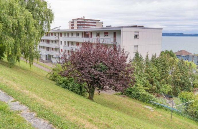 Partager  Imprimer  Voir 4 images Document Loyer CHF 760.– Pièces1Surface 23 m2DisponibilitéDisponible dès le:Immédiatement Déménage sans soucis: Offres gratuites pour le déménagement / nettoyageCoûtLoyer net:CHF 700.– Charges:CHF 60.– Loyer:CHF 760.–  Alternative au dépôt de loyer: Prime annuelle dès CHF 95.80L’extrait du registre des poursuites simple e rapide: commander en ligne pour CHF 29.–Informations principalesType:AppartementNombre de pièce(s):1 Etage:R.D.C. Surface habitable:23 m2Volume:55 m3Année de construction:1957 Description”PARFAIT POUR TOI”Dynamique et attractive, Neuchâtel est une ville où il fait bon vivre.Situé  à 20 minutes de l’université, 15 minutes de la gare de Neuchâtel, à 2 minutes à pied de la ligne 102 et  proche de petits commerces ce studio spacieux se compose comme suit :Pièce principaleCuisine agencéeWC/douchePlace de parc intérieure CHF 120.-/moisIntéressé ? Nous nous réjouissons de recevoir votre demande de location munie des documents ci-dessous à l’adresse locationls@mpk.ch (format PDF) ou par courrier postal.demande de location dument complétéecopie d’une pièce d’identité valableattestation de l’office des poursuites3 dernières fiches de salaires ou preuves de revenusVisiteAfin de convenir d’une date de visite, nous vous remercions de prendre contact directement avec notre concierge au 079 609 53 19  les jours ouvrables entre 09h00 et 18h00.Contact pour visiteMoniseur Capuzzi 079 609 53 19  079 609 53 19  Afficher le numéro AnnonceurCaisse de pensions MigrosRoute de la Pierre 221024 Ecublens VDContactFernandez Sabrina 021 652 92 22  021 652 92 22  Afficher le numéro No. d’annonce3000494366Réf. de l’objet9170.01.0018Contacter l’annonceurPrénom *Merci de préciser ton prénom.Nom *Merci de préciser ton nom.E-mail *Merci de préciser soit ton numéro de téléphone soit ton adresse e-mail.Téléphone (optionnel) *Merci de préciser soit ton numéro de téléphone soit ton adresse e-mail.Message Bonjour,
Ce bien m’intéresse.
Meilleures salutations Envoyer demande En continuant, j’accepte les CG. Conseils et services  Contacter l’annonceur