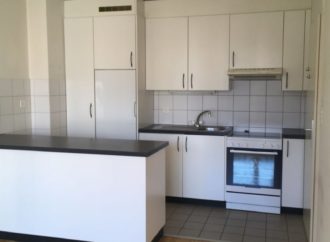 Partager  Imprimer  Voir 4 images  Loyer CHF 1’445.– Pièces3DisponibilitéDisponible dès le:Immédiatement Déménage sans soucis: Offres gratuites pour le déménagement / nettoyageCoûtLoyer net:CHF 1’200.– Charges:CHF 245.– Loyer:CHF 1’445.–  Alternative au dépôt de loyer: Prime annuelle dès CHF 182.10L’extrait du registre des poursuites simple e rapide: commander en ligne pour CHF 29.–Informations principalesType:AppartementNombre de pièce(s):3 Etage:1 Surface utile:64 m2Caractéristiques et équipementsBalcon / TerrasseTélévision câbléeAscenseurDescription”Appartement de 3 pièces proche de toutes les commodités”Appartement de 3 pièces proche de toutes les commoditésCet appartement se compose ainsi : hall avec rangements, séjour, 2 balcons, cuisine agencée ouverte sur salle à manger, 1 chambre, salle de bains/wc.A titre gratuit et à bien plaire : 1 cave.Part à la buanderie.Immeuble avec ascenseur.Proche des transports publics, des écoles, de l’université, des hôpitaux, Maladière Centre, du lac, des axes autoroutiers, du centre-ville. AnnonceurOptigestion Services Immobiliers SARue Ernest-Roulet 32034 PeseuxContactMarjolaine Bonhote 41-327378800  41-327378800  Afficher le numéro No. d’annonce3000381154Réf. de l’objet2005.410 030.12.653624.5f0617e6-8dd9-11ea-99fa-005056bdbc06Contacter l’annonceurPrénom *Merci de préciser ton prénom.Nom *Merci de préciser ton nom.E-mail *Merci de préciser soit ton numéro de téléphone soit ton adresse e-mail.Téléphone (optionnel) *Merci de préciser soit ton numéro de téléphone soit ton adresse e-mail.Message Bonjour,
Ce bien m’intéresse.
Meilleures salutations Envoyer demande En continuant, j’accepte les CG. Conseils et services  Contacter l’annonceur