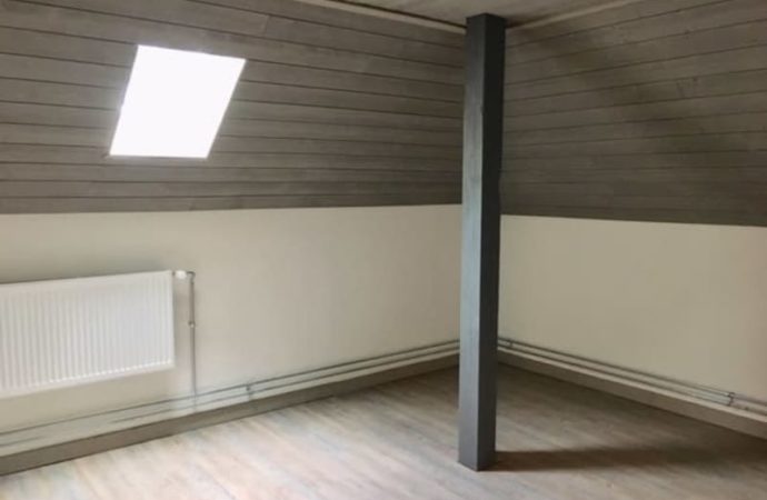 Partager  Imprimer  Voir 6 images  Loyer CHF 450.– Pièces1DisponibilitéDisponible dès le:Immédiatement Déménage sans soucis: Offres gratuites pour le déménagement / nettoyageCoûtLoyer net:CHF 450.– Loyer:CHF 450.–  Alternative au dépôt de loyer: Prime annuelle dès CHF 56.70L’extrait du registre des poursuites simple e rapide: commander en ligne pour CHF 29.–Informations principalesType:AppartementNombre de pièce(s):1 Etage:5 Description”Chambres hautes entièrement rénovées proches de toutes commodités”Chambres hautes meublées d’une pièce situées au 5ème étage, comprenant:- Une chambre privative- Cuisine commune- Sanitaires communs- Salles de douches communes- InternetProches de toutes commodités, des lycées et des universitésLoyers dès CHF 450.- en fonction de la taille de la chambreVisiteContact pour visiteMadame Bernetti 032 722 16 16  032 722 16 16  Afficher le numéro AnnonceurRégie immobilière Muller & Christe SARue de la Treille 32001 NeuchâtelContactMadame Bernetti 0327221616  0327221616  Afficher le numéro No. d’annonce3000549953Réf. de l’objetAB14.501Contacter l’annonceurPrénom *Merci de préciser ton prénom.Nom *Merci de préciser ton nom.E-mail *Merci de préciser soit ton numéro de téléphone soit ton adresse e-mail.Téléphone (optionnel) *Merci de préciser soit ton numéro de téléphone soit ton adresse e-mail.Message Bonjour,
Ce bien m’intéresse.
Meilleures salutations Envoyer demande En continuant, j’accepte les CG. Conseils et services  Contacter l’annonceur