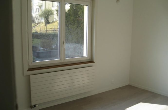 Partager  Imprimer  Voir 6 images  Loyer CHF 590.– Pièces1DisponibilitéDisponible dès le:Immédiatement Déménage sans soucis: Offres gratuites pour le déménagement / nettoyageCoûtLoyer net:CHF 500.– Charges:CHF 90.– Loyer:CHF 590.–  Alternative au dépôt de loyer: Prime annuelle dès CHF 74.30L’extrait du registre des poursuites simple e rapide: commander en ligne pour CHF 29.–Informations principalesType:ChambreNombre de pièce(s):1 Surface utile:15 m2Caractéristiques et équipementsTélévision câbléePartie d’un logement en colocationDescription”Chambre individuelle pour étudiant”Chambre individuelle pour étudiantChambre individuelle avec accès au parties communes suivantes : cuisine entièrement agencée, salle de douches/wc, buanderie avec lave et sèche-linge, grenier accessible pour l’étendage du linge, grand jardin. A 2 pas des transports publics, des commerces. Proche des écoles et du centre-ville.AnnonceurOptigestion Services Immobiliers SARue Ernest-Roulet 32034 PeseuxContactMarjolaine Bonhote 41-327378800  41-327378800  Afficher le numéro No. d’annonce3000505127Réf. de l’objet1992.410 010.16.686122.4498e3ef-ba06-11ea-97df-005056bdbc06Contacter l’annonceurPrénom *Merci de préciser ton prénom.Nom *Merci de préciser ton nom.E-mail *Merci de préciser soit ton numéro de téléphone soit ton adresse e-mail.Téléphone (optionnel) *Merci de préciser soit ton numéro de téléphone soit ton adresse e-mail.Message Bonjour,
Ce bien m’intéresse.
Meilleures salutations Envoyer demande En continuant, j’accepte les CG. Conseils et services  Contacter l’annonceur