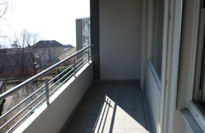 Partager  Imprimer  Voir 6 images  Loyer CHF 880.– Pièces1Surface 32 m2DisponibilitéDisponible dès le:01.11.2020 Déménage sans soucis: Offres gratuites pour le déménagement / nettoyageCoûtLoyer net:CHF 775.– Charges:CHF 105.– Loyer:CHF 880.–  Alternative au dépôt de loyer: Prime annuelle dès CHF 110.90L’extrait du registre des poursuites simple e rapide: commander en ligne pour CHF 29.–Informations principalesType:AppartementNombre de pièce(s):1 Etage:2 Surface habitable:32 m2Volume:85 m3Dernière rénovation:2012 Année de construction:1970 Caractéristiques et équipementsAscenseurDescription”Studio rénové, rue de Chasselas”A proximité des transports en commun et des axes autoroutiers, vous apprécierez ce quartier offrant toutes les les commodités.Joli studio d’env. 32 m2 composé de : cuisine agencée 1 pièce salle de bains-wc hall balconAscenseur, service de conciergerie, buanderie.VisiteContact pour visiteM. Gözübüyük 078 850 44 30  078 850 44 30  Afficher le numéro AnnonceurGérance Charles Berset SARue Jardinière 872301 La Chaux-de-FondsContactWinkler Isabelle 032 910 92 20  032 910 92 20  Afficher le numéro No. d’annonce3000522696Réf. de l’objet7390.01.0017Contacter l’annonceurPrénom *Merci de préciser ton prénom.Nom *Merci de préciser ton nom.E-mail *Merci de préciser soit ton numéro de téléphone soit ton adresse e-mail.Téléphone (optionnel) *Merci de préciser soit ton numéro de téléphone soit ton adresse e-mail.Message Bonjour,
Ce bien m’intéresse.
Meilleures salutations Envoyer demande En continuant, j’accepte les CG. Conseils et services  Contacter l’annonceur